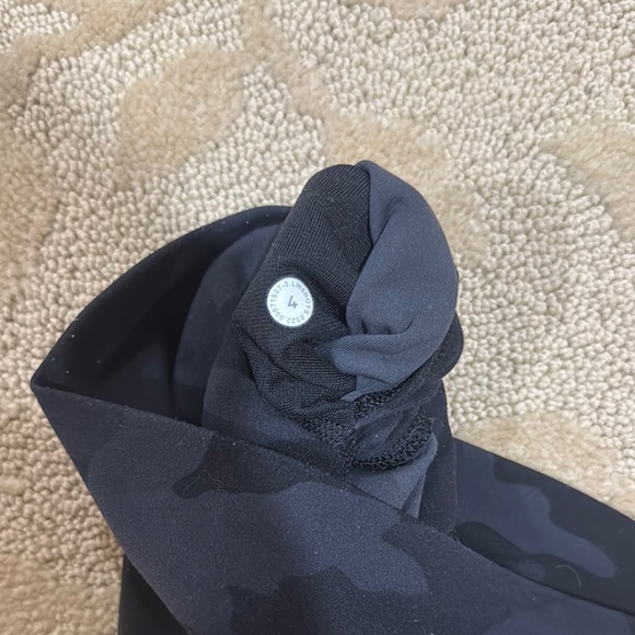 Lululemon Black‎ Camo Tights Size 4 - Picture 2 of 3